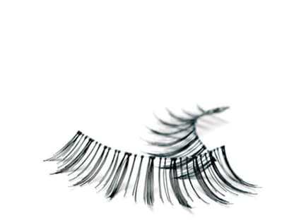 Nicole trägt Fake Lashes. Etwas Kleber auf den Wimpernrand auftragen, kurz antrocknen lassen und dann mit einer Pinzette vorsichtig am eigenen Wimpernkranz anbringen. Mit einem Wattestäbchen festdrücken und trocknen lassen. "Bandwimpern Nr. 10" von Dita von Teese Fall Favorites für Artdeco, ca. 13 Euro