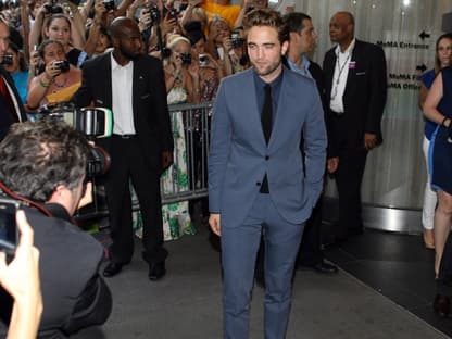 Im blauen Designer-Anzug machte Robert Pattinson eine richtig gute Figur. Tausende Fans erwarteten den Superstar bereits vor dem "Museum of Modern Art"