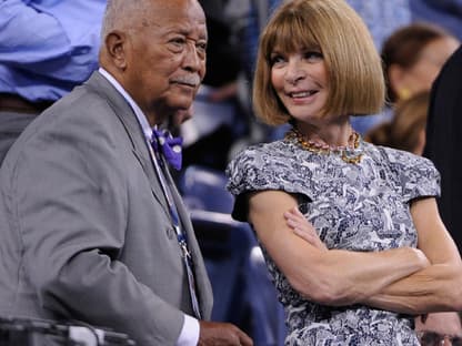 Sie. Kann. Lachen!!! Zumindest entlockt der ehemalige New Yorker Bürgermeister David Dinkins Vogue-Chefin  Anna Wintour ein kleines Lächeln