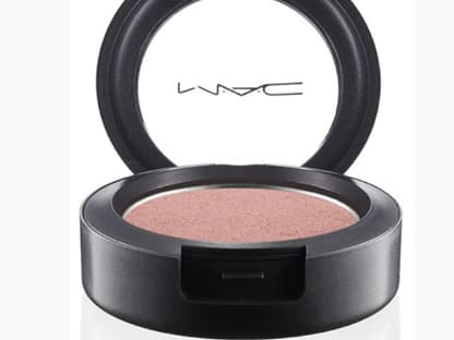 Juliannes Augen Make-up ist sehr dezent.´ Ein zarter Rosé-Ton wird auf das beweglichen Lid gesetzt. "Office Hours Pro Longwear Eyeshadow - Bloom On" von Mac, ca. 23 Euro