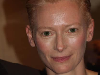 Androgyne Ikone: Tilda Swinton kam zur Modenschau von Pringle of Scotland