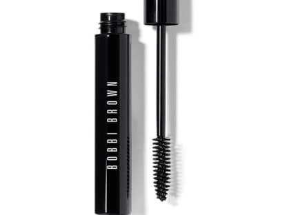 "Everything Mascara" von Bobbi Brown hebt die Wimpern vom Ansatz bis zu den Spitzen an und gibt ihnen augenblicklich 
einen perfekten Schwung für den ganzen Tag. Gleichzeitig stärkt und pflegt sie. Die 
Langzeit-Formel verhindert ein Klumpen und Verschmieren, ca. 21 Euro