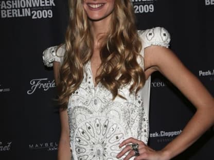 Topmodel und Modemarkenbotschafterin Julia Stegner ist das Gesicht der Mercedes-Benz Fashion Week in Berlin