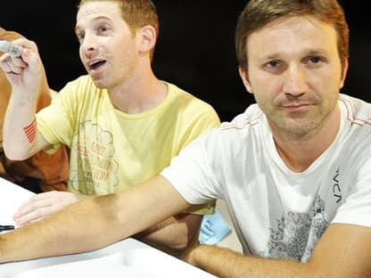 Seth Green und Breckin Meye geben fleißig Autogramme