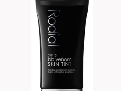 Die zart getönte Feuchtigkeitspflege "BB Venom Skin Tint" durchfeuchtet die Haut, strafft und glättet nebenbei auch erste Falten. Von Rodial, 40 ml, ca. 38 Euro über niche-beauty.de erhältlich