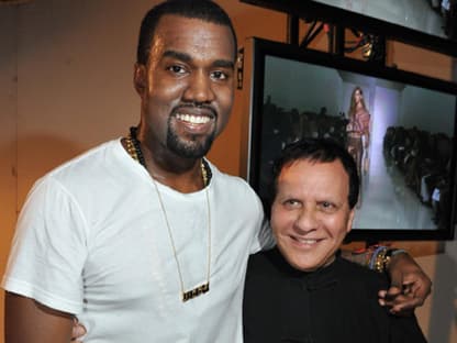 Gute Freunde - und gute Inspirationsquelle? Kanye West mit dem Designer Azzedine Alaia, der dem Musiker mit Tipps und Tricks für seine erste eigene Kollektion zur Seite stand