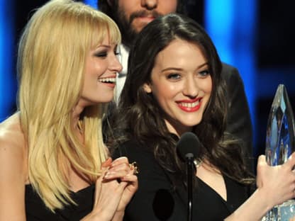 Beth Behrs und Kat Dennings freuen sich über eine Auszeichnung