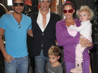 Peter André und Katie Price haben zwei gemeinsame Kinder. Junior Andre, 3, und Princess Tiaamii, 1. Price brachte außerdem den sechsjährigen Harvey mit in die Ehe. Der Junge leidet seit seiner Geburt an einer Behinderung