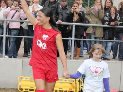 Gemeinsam mit einem kleinen Balljungen lief Jorge aufs Feld