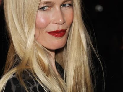 Ein echter Hingucker! Der rote Lippenstift von Claudia Schiffer sorgt für Kontraste