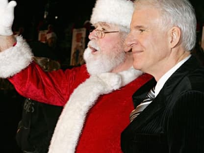 Himmlisches Duo: Schauspieler Steve Martin mit dem Weihnachtsmann