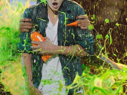 Attacke! Der ganze Schleim spritzt auf Justin Bieber