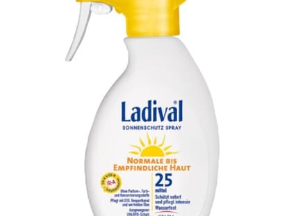 Mit rÃ¼ckfettenden Ölen "Sonnenschutzspray normale bis empfindliche Haut LSF 25" von Ladival, 200 ml ca. 17 Euro 