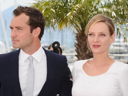 Uma Thurman posiert mit Jury-Kollegen Jude Law