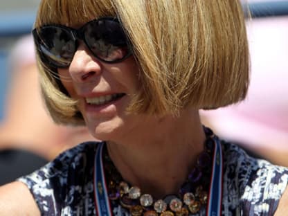 Auch zwischen all den Zuschauern leicht zu erkennen, dank ihrem Pagenkopf: Anna Wintour