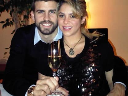 Happy New Year! So fröhlich rutschten die Promis in das Jahr 2013. Die schwangere Shakira feierte ganz gemütlich zu Hause mit ihrem Freund Gerard Piqué und wünscht allen ein frohes neues Jahr