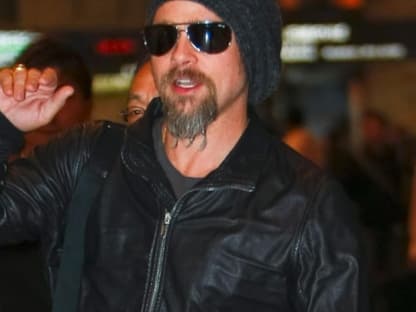 Brad Pitt trägt eine Strickmütze im angesagten Beanie-Look