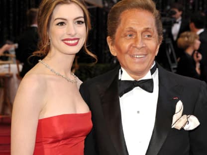 Anne Hathaway mit Designer Valentino