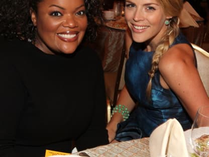 Die Schauspielerinnen Yvette Nicole Brown und Busy Phillips posierten gemeinsam