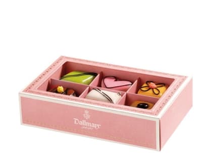 So süß: Die "Petits Fours" von Dallmayr sind 
schichtartige Pralinen aus feinstem Biskuit mit pastellfarbenen Fondant überzogen. Petits Fours - 6 Stück in einer Packung, ca. 13 Euro