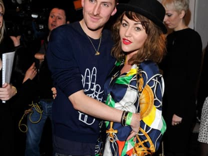 Schauspielerin Jaime Winstone posiert mit Designer Henry Holland