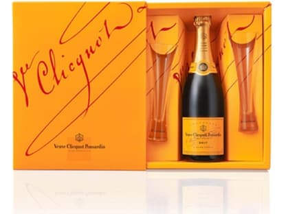 Zum Anstoßen: Kommt die GeschenkBox von Veuve Cliquot mit zwei Gläsern. 0,75l, ca. 49,95 Euro