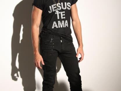 Auf seinem T-Shirt steht: "Jesus liebt dich"