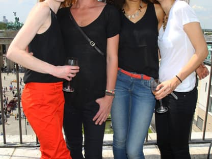 Maike van Grieken (l.), Designer Marcel Ostertag, Lovelyn Enbechi und Caroline Suenderhauf beim "s.Oliver Chinese Lunch"