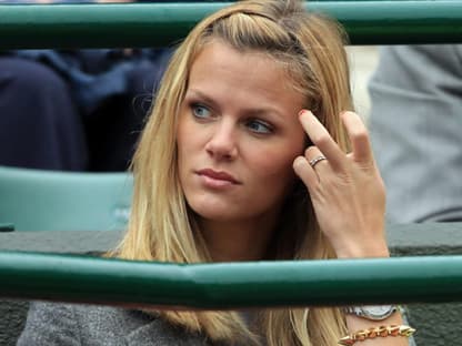 Brooklyn Decker ist nicht nur eine hübsche Schauspielerin, sondern auch die Frau von Tennis-As Andy Roddick. Kein Wunder also, dass sie auf den Rängen zu finden ist