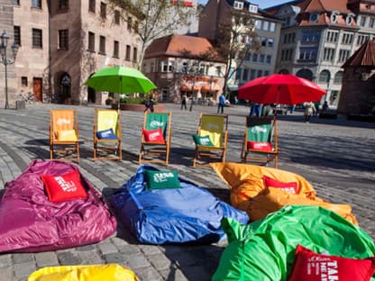 Gemütlich: Die Gäste und Fans erwarteten coole Sandsäcke und Liegestühle, um die Sonne zu genießen und den Bands zu zuhören