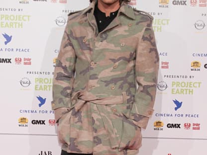 Im Military-Style zur Friedens-Gala. Ob DSDS-Jurymitglied Patrick Nuo das richtige Outfit gewählt hat?