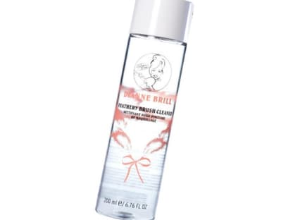 Reinigung: 
Das Reinigungsgel "Feathery Brush Cleaner" von Dianne Brill, 200 ml ca. 24 Euro, reinigt und desinfiziert die Borsten 