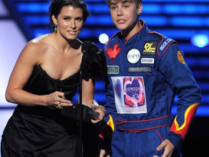 Danica Patrick und Justin Bieber auf der Bühne