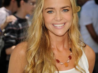 Denise Richards lächelt in die Kameras