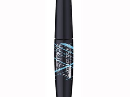 Als essentielles Finish für die dramatischen Smokey Eyes greift January zu einer Volumen Mascara und tuscht die Wimpern zwei- bis dreimal. Fertig ist der große Auftritt! "Lashes to Kill Waterproof Volume Mascara" von Catrice, ca. 4 Euro, ab Oktober im Handel