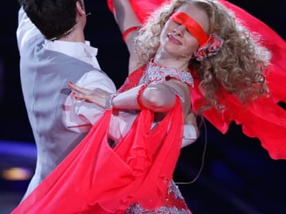 Sängerin Joana Zimmer und Profitänzer Christian Polanc bei einem laut Jury "Magic Moment"