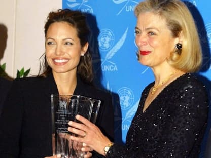 Angelina erhält am 22.10.2003 in New York aus den Händen von Nane Annan, der Frau des UN-Generalsekretärs, den "UNCA Citizen of the World Award"