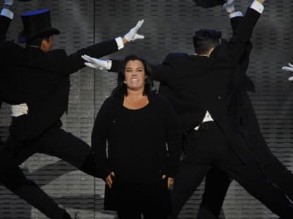 Schauspielerin und Talk-Show-Kollegin Rosie O'Donnell performte ebenfalls für die Talk-Masterin