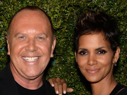 Was für ein Team: Halle Berry und Kors haben zusammen zwei Uhren kreiert, deren Verkauf Mahlzeiten für hilfsbedürftige Kinder und deren Familien spendet. Die beiden wollen auch Reisen unternehmen, um vor Ort zu sehen, wie das UN World Food Programm arbeitet.