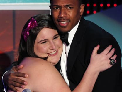 Emotionaler Moment: Emily-Anne Rigal bekommt eine Auszeichnung von Nick Cannon überreicht