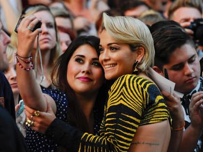 Das Cut-Out-Kleid erinnerte an eine Wespe, und auch Schmuck und Make-Up der Sängerin´ waren mehr als auffällig. Das freut auch die Fans, die sich gern mit der Sängerin ablichten lassen