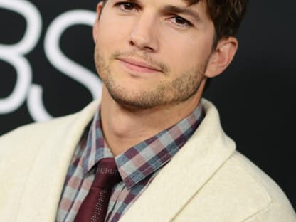 Ashton Kutcher zieht nicht nur gute Filmrollen ("Jobs", "Two and a Half Men") an Land, sondern datet auch die heißesten Frauen. Nach der Ehe mit Demi Moore, ist er mit Mila Kunis liiert. Haaach ....