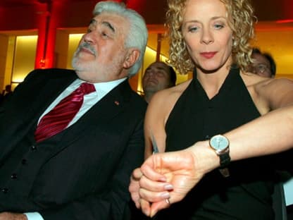 "Ist es wirklich schon so spät?" Katja Rieman schaut auf die Uhr, Mario Adorf verfolgt das Geschehen auf der Bühne