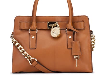 Mit dieser Handtasche outet man sich als absolute Fashionista. Von Michael über michaelkors.com, ca 280 Euro