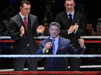 US-Schauspieler Sylvester Stallone (M) und die Boxer Vitali (r) und Wladimir Klitschko präsentieren das Bühnenstück, das nach dem Kult-Film von 1976 inszeniert wurde