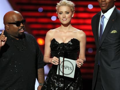 Cee Lo überreicht mit Amber Heard und Cam Newton einen Preis