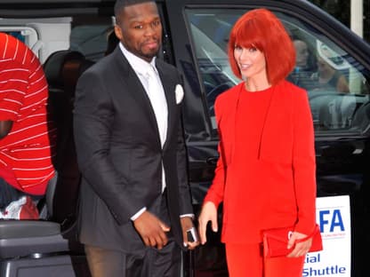 Standesgemäß kommt 50 Cent mit dem VIP-Shuttle - und mit der Miss IFA Eva - zur Eröffnungsgala