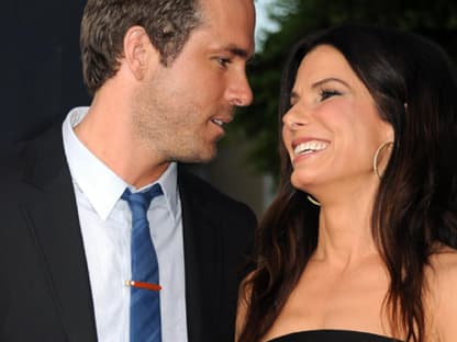 So ein strahlendes Lächeln! Lange hat man Sandra Bullock nicht mehr so happy gesehen. Ob es an Ryan Reynolds liegt? Angeblich verbindet die beiden ja nur ein "enge Freundschaft"