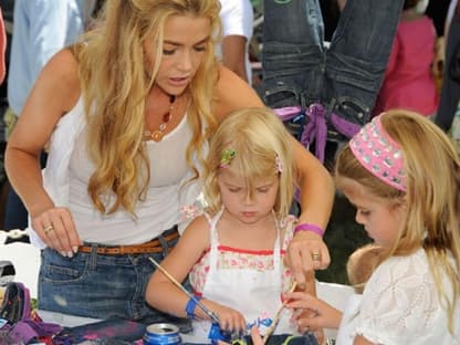 Denise Richards spielt mit ihren Töchtern