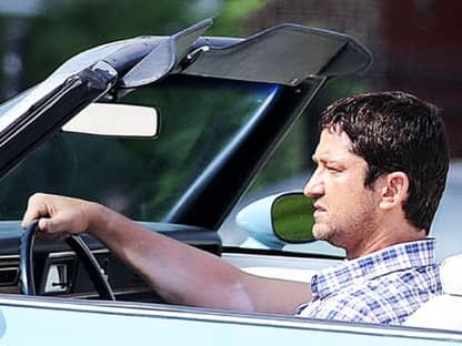 Cool: Gerard Butler im Cabrio